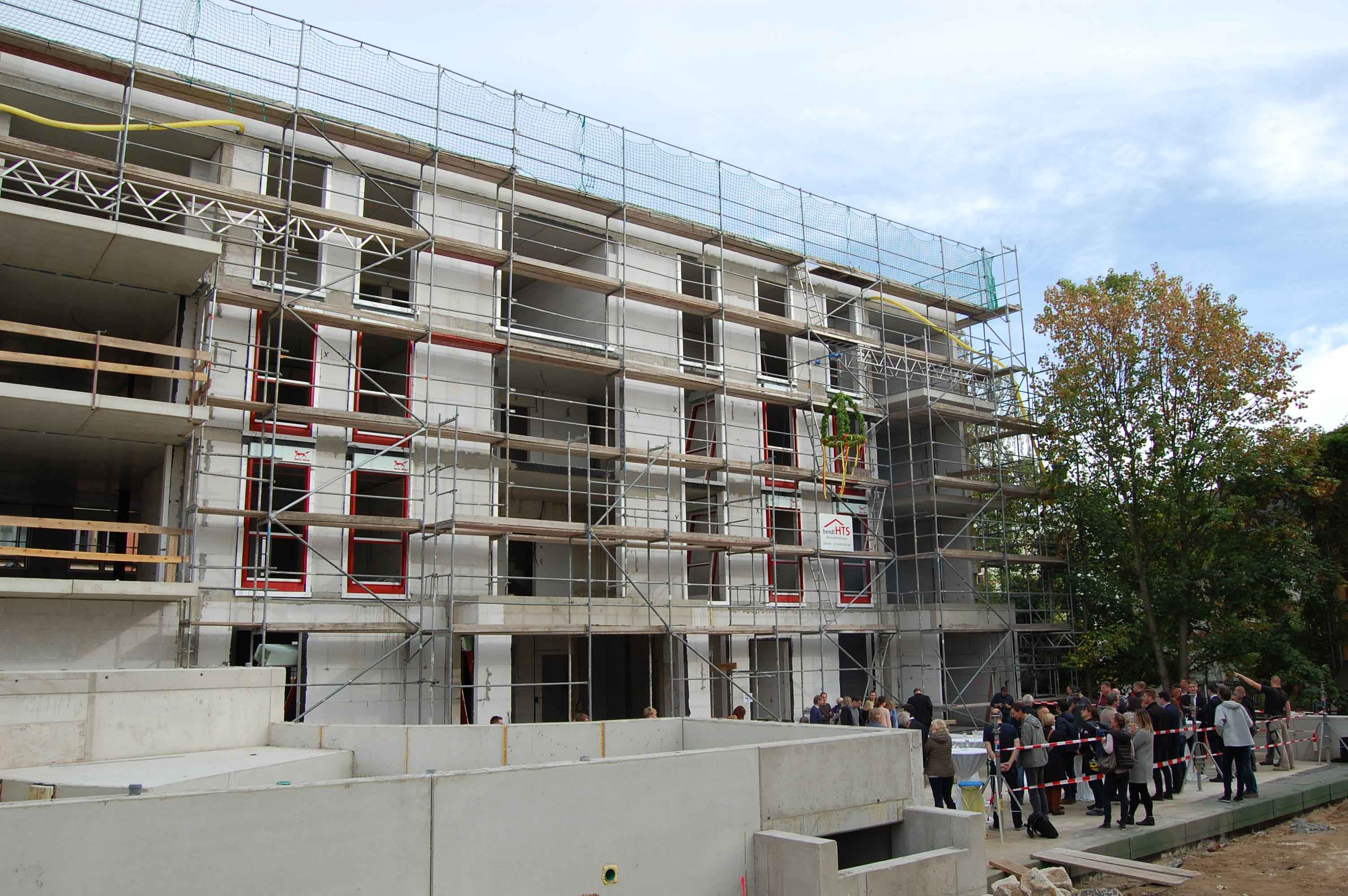 MBR Architekten Bauprojekt mit Bauherren und Gästen beim Richtfest